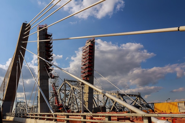 Pilones que construyen un sitio del puente del puente en construcción