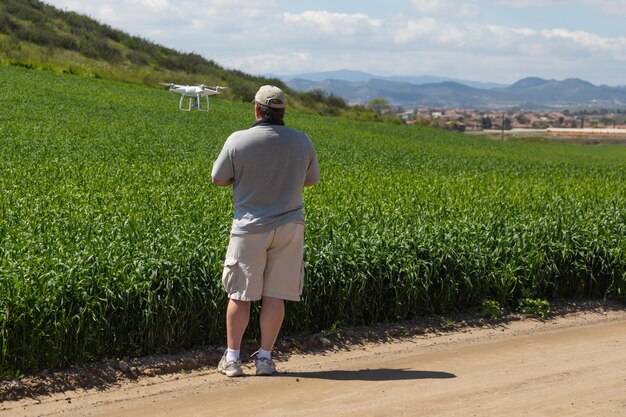 Pilot Unmanned Aircraft Drone sammelt Daten über landwirtschaftlichen Feldern im Land