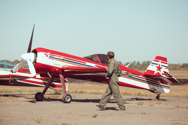 Pilot vor Vintage Flugzeug