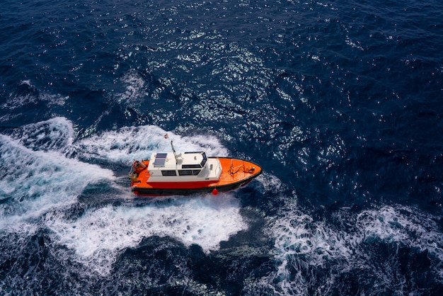 Pilotbootsvogelperspektivesegeln im blauen Ozean