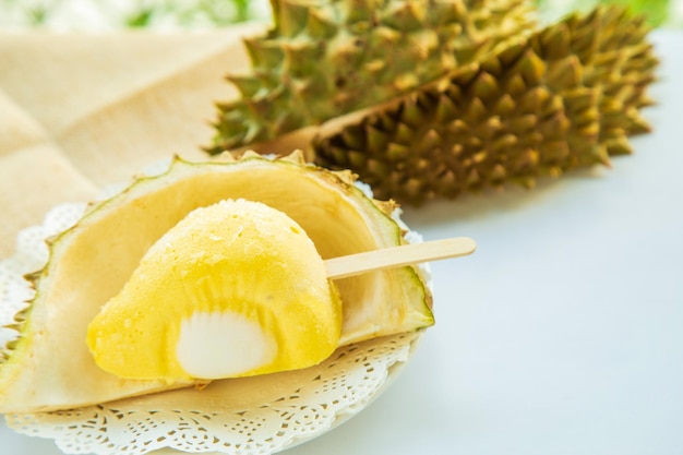 Pilote de helado de durian en la cáscara de la fruta de durián en un plato blanco con la cáscara del fruto de durian