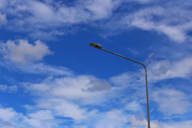 Foto pilote de luz de la calle durante el día y fondo de cielo azul