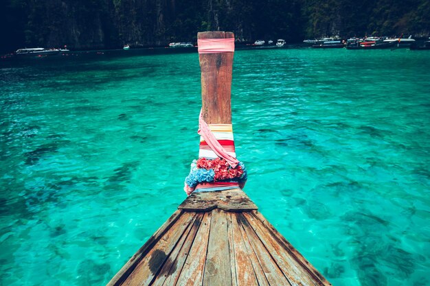 Foto pilote de madera en el mar