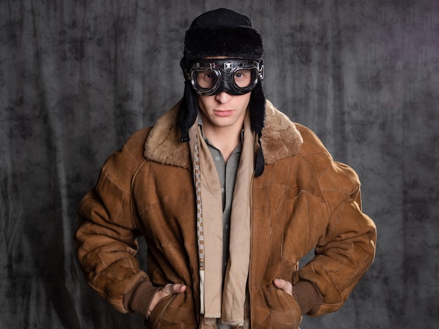 Pilotenflieger im Retro-Stil ein junger Mann in Fliegerjacke und Brille