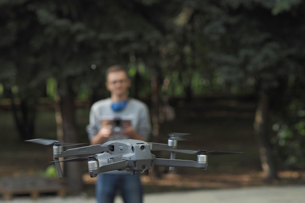 Foto piloto de avión no tripulado controlando el avión no tripulado al aire libre foto de alta calidad