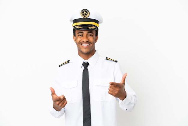 Piloto de avião afro-americano sobre fundo branco isolado apontando para frente e sorrindo