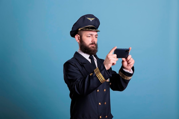 Capitão de avião em uniforme profissional jogando jogos para