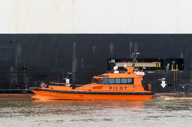 Piloto de barco e cargueiro no mar Piloto de embarque Pilotagem