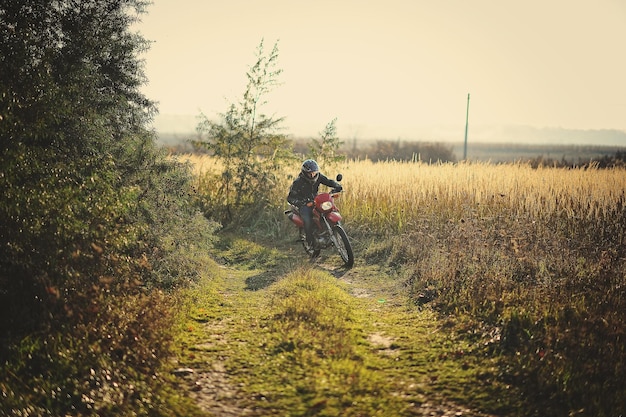 Piloto de enduro sentado em sua moto