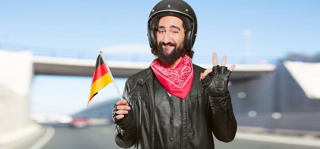 Piloto de moto com bandeira da Alemanha