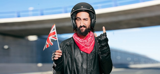 Piloto de moto com bandeira da Inglaterra