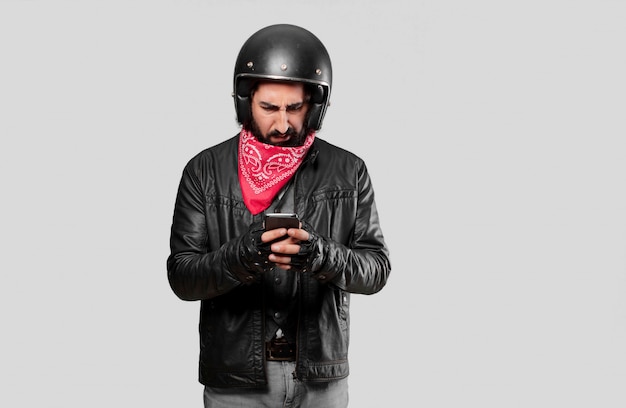 Piloto de moto com um telefone inteligente