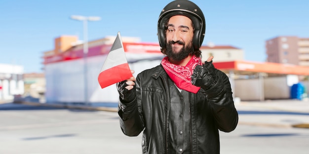 Piloto de moto com uma bandeira da frança