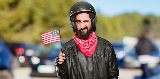 Piloto de moto com uma bandeira dos EUA