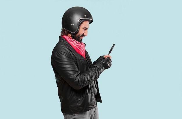 Foto piloto de moto com uma lupa