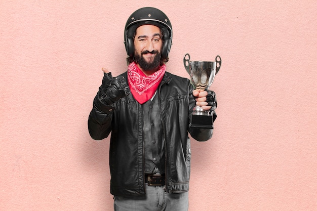 Piloto de moto, ganhando um troféu