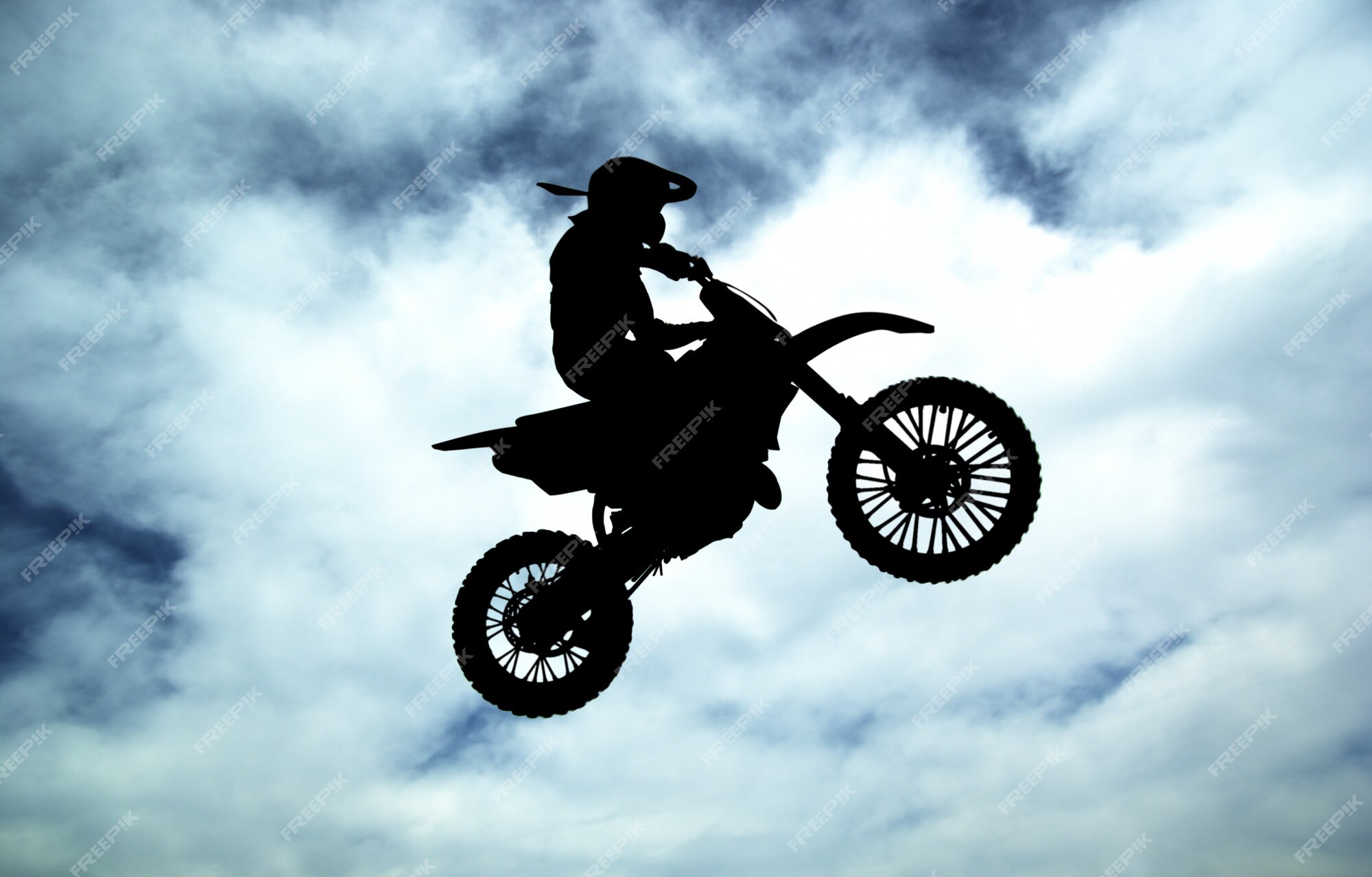 Corrida Sobre Motocicleta Motocross-country Em Voo, Saltos E Decolagem Em  Trampolim Contra O Céu Conceito Foto de Stock - Imagem de fuga, motocross:  157152132