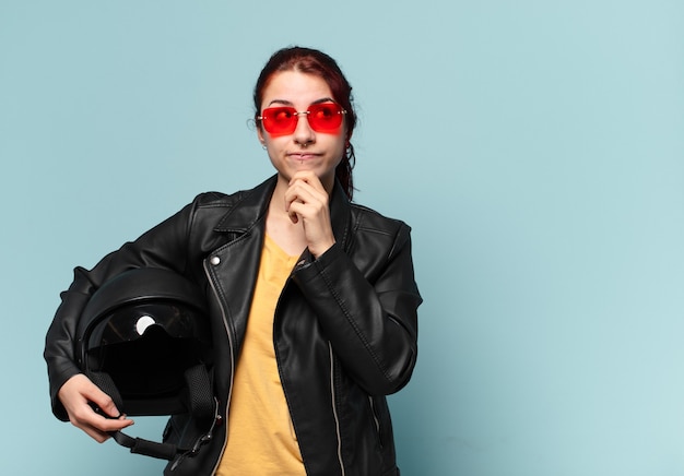 Piloto de motocicleta Tty com capacete de segurança