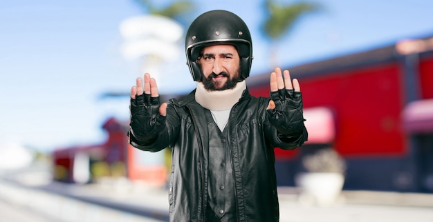 Piloto de motocicleta vítima acirrada