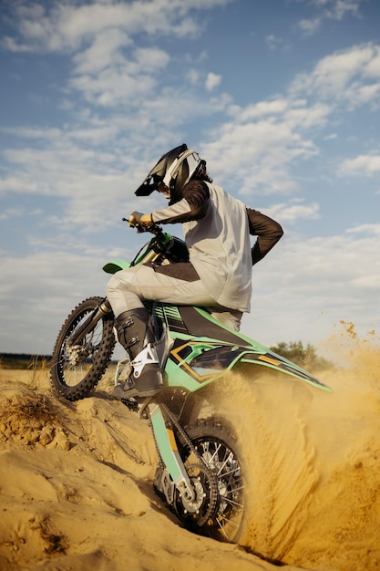 Foto piloto de motocross extremo andando na pista de enduro sobre areia. desafio de corrida offroad de velocidade