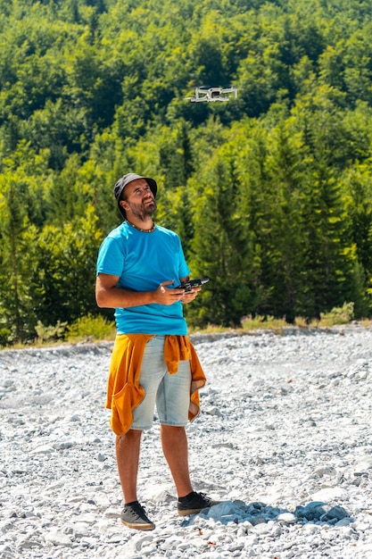 Piloto de drones explorando nuevos lugares en la montaña en el parque natural de Valbona Albania