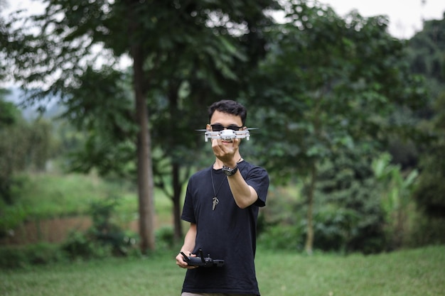 Un piloto de drones se prepara para volar alto un drone en el aire y establece controles y conexiones remotas