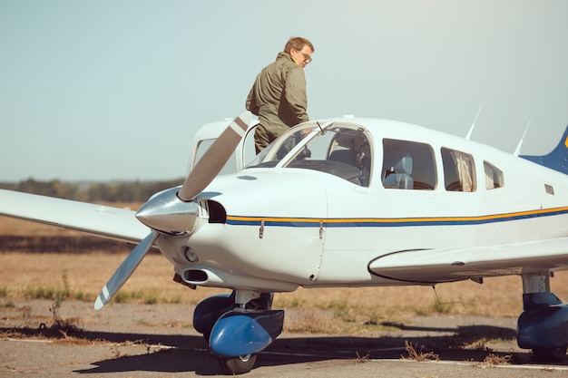 Piloto e avião de pequenas empresas