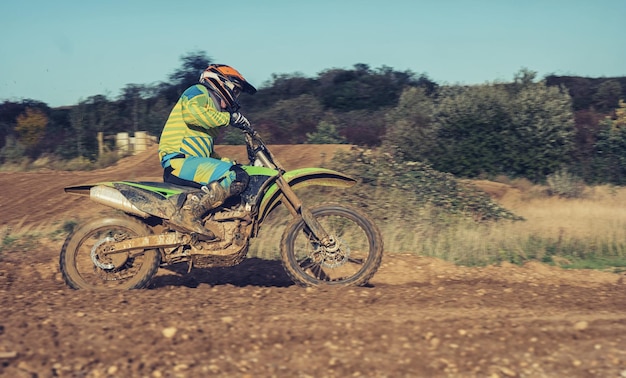 Piloto de enduro de Motocross MX en una pista de tierra