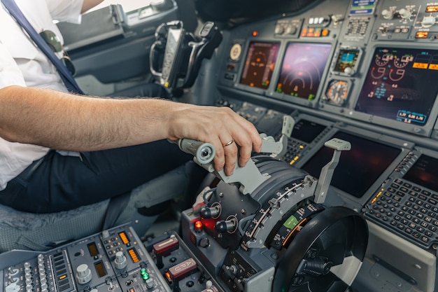 El piloto está pilotando un avión desde la cabina del avión