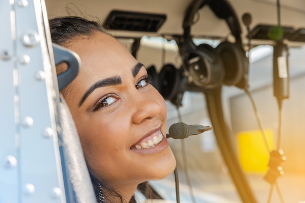 Piloto de helicóptero joven mujer sexy