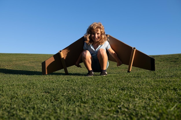 Piloto infantil brincando com asas de avião de brinquedo na tecnologia de inovação do parque de verão e conceito de sucesso ki