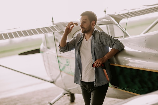 Piloto joven que controla el avión ultraligero antes del vuelo