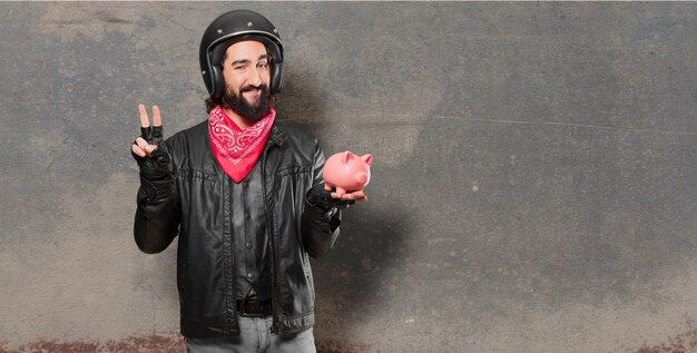 Piloto de moto con una alcancía.