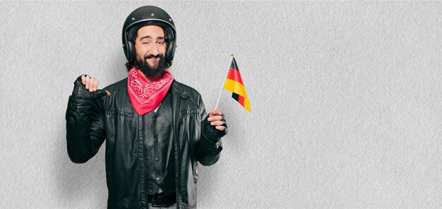 Piloto de moto con bandera de alemania.