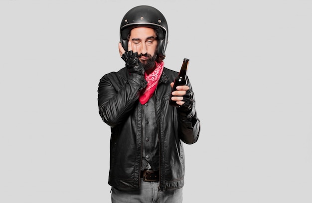 Piloto de moto con una botella de cerveza.