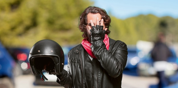 Piloto de moto con casco.