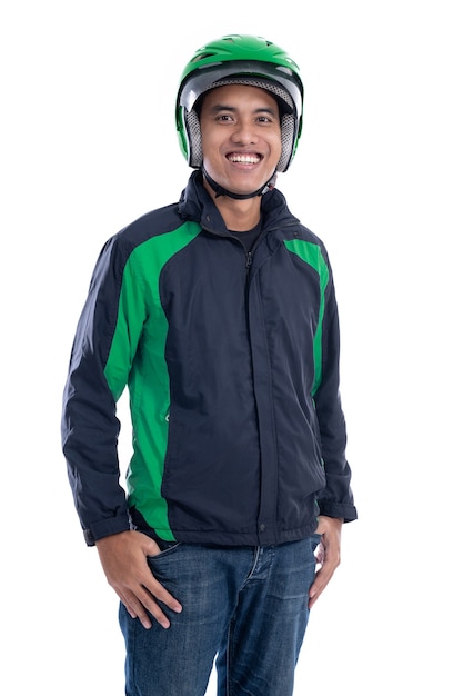 Piloto de moto masculino asiático con uniforme aislado sobre fondo blanco.