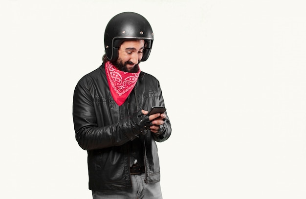 Piloto de moto con un teléfono inteligente.