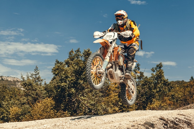 Piloto de motocross en el aire