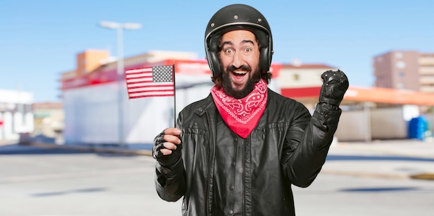 Piloto de motos con bandera de Estados Unidos.