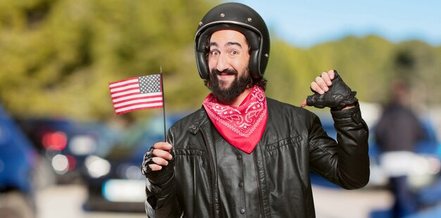 Piloto de motos con bandera de Estados Unidos.