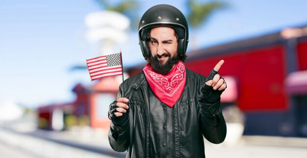 Piloto de motos con bandera de Estados Unidos.