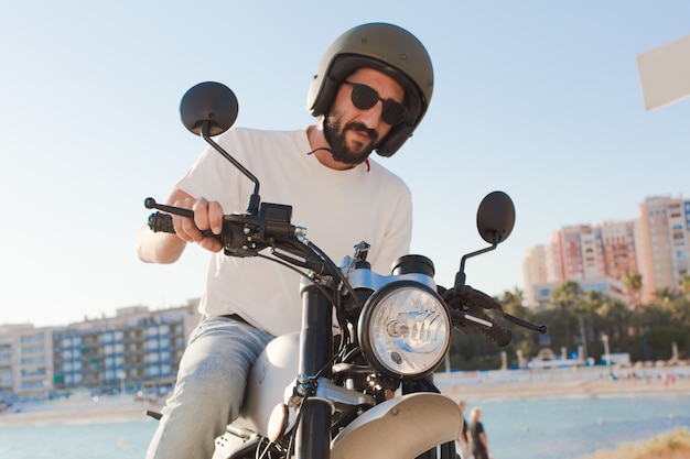 Piloto de motos barbudo al aire libre.