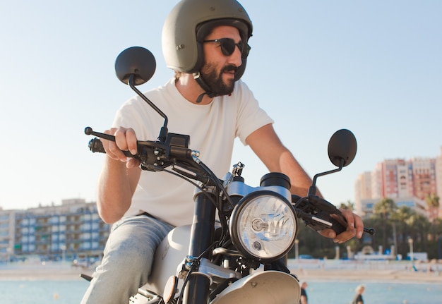 Piloto de motos barbudo al aire libre.