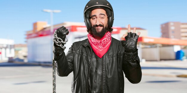 Piloto de motos con una cadena de acero.