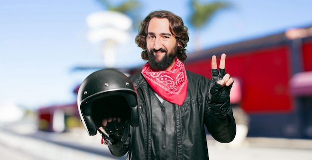 Piloto de motos con un casco de cuenta atrás.