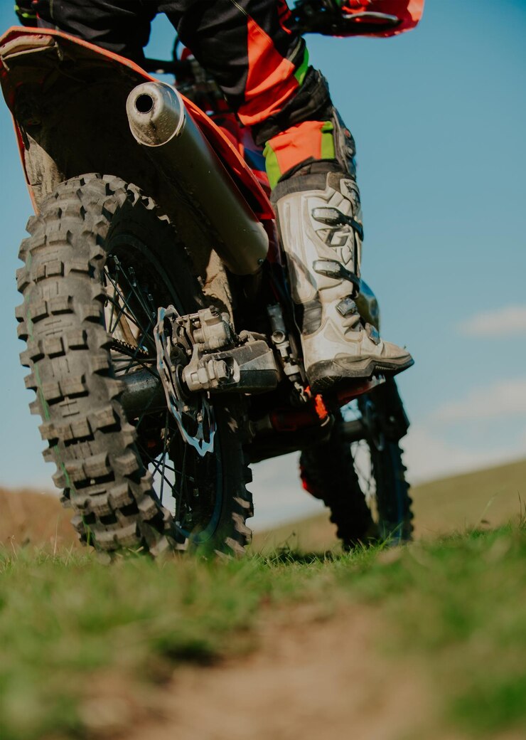 Foto piloto profesional de enduro en acción en el deporte de motocross