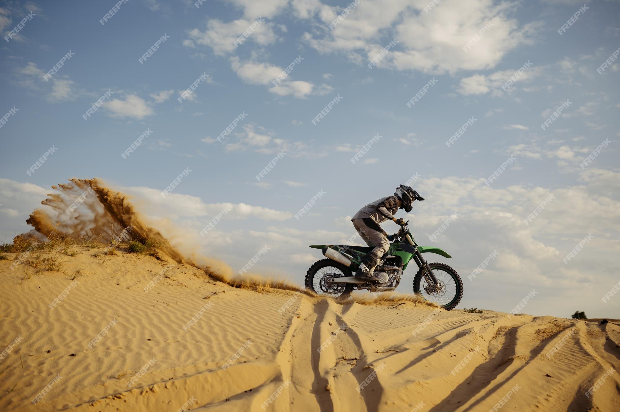 Piloto profissional de motocross no capacete e traje de proteção