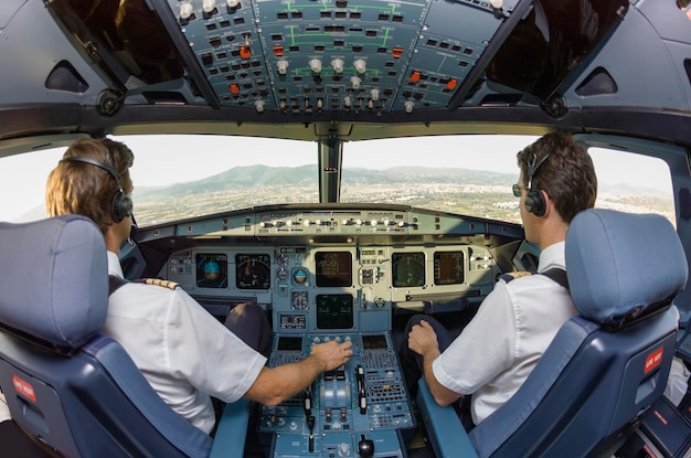 Pilotos en la cabina de un avión