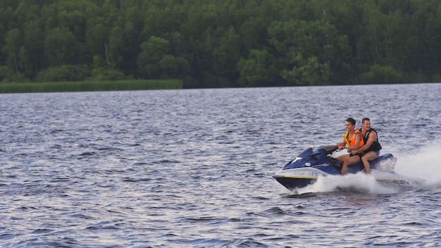 Pilotos de jet ski no lago